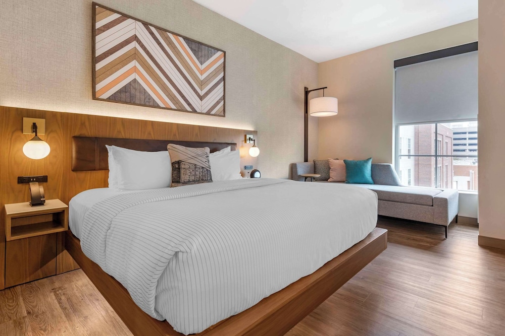Standard Room, 1 King Bed, Non Smoking - Photo 1