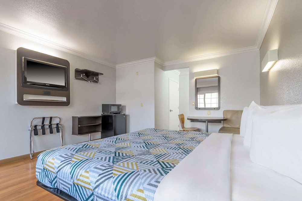 Standard Room, 1 King Bed, Non Smoking, Refrigerator & Microwave photo 2