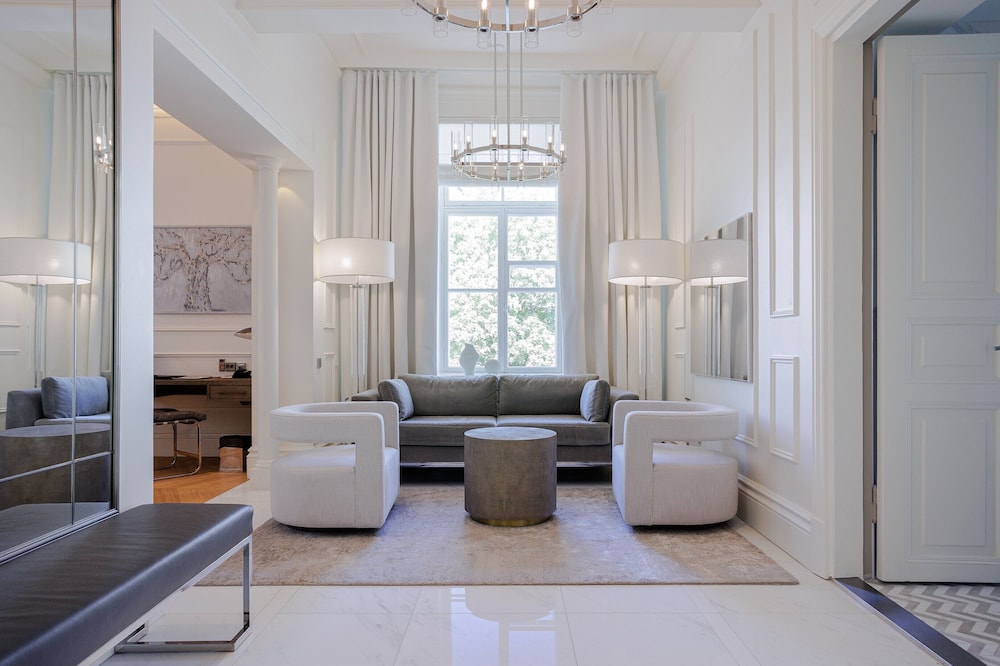 Signature Suite - Photo 2