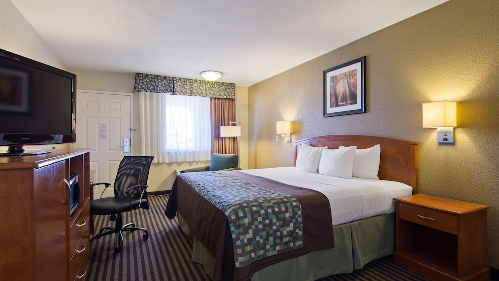 Standard Room, 1 King Bed, Accessible, Bathtub photo 1
