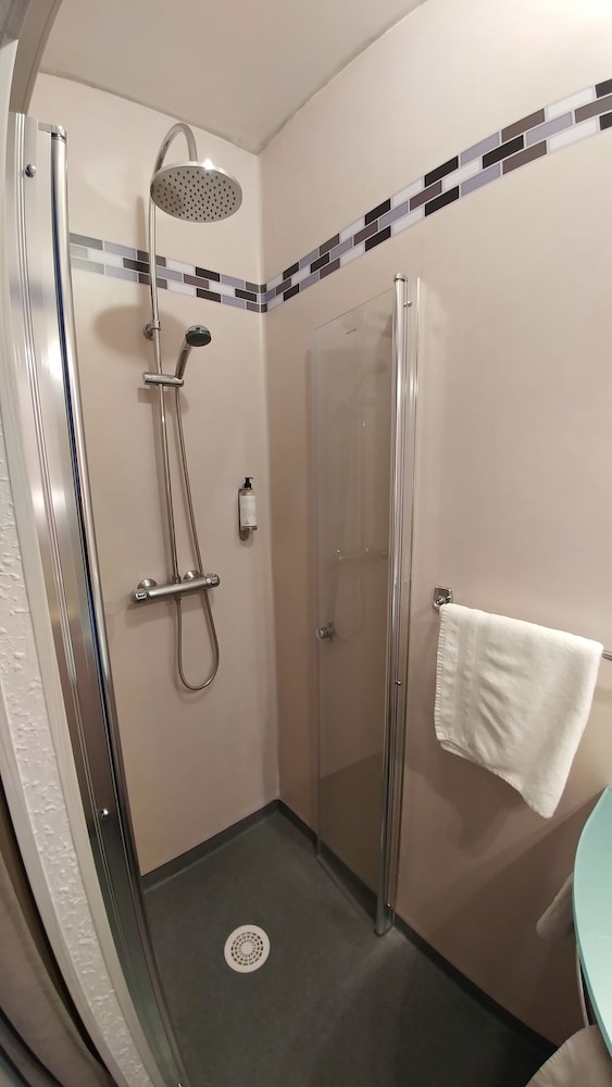 Quadruple Room - Photo 7
