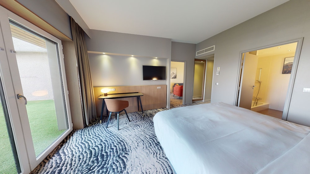 Suite, 1 King Bed, Terrace - Photo 11