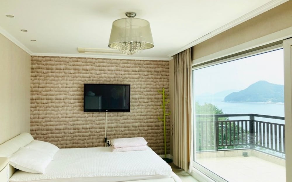Room (Room 301)
