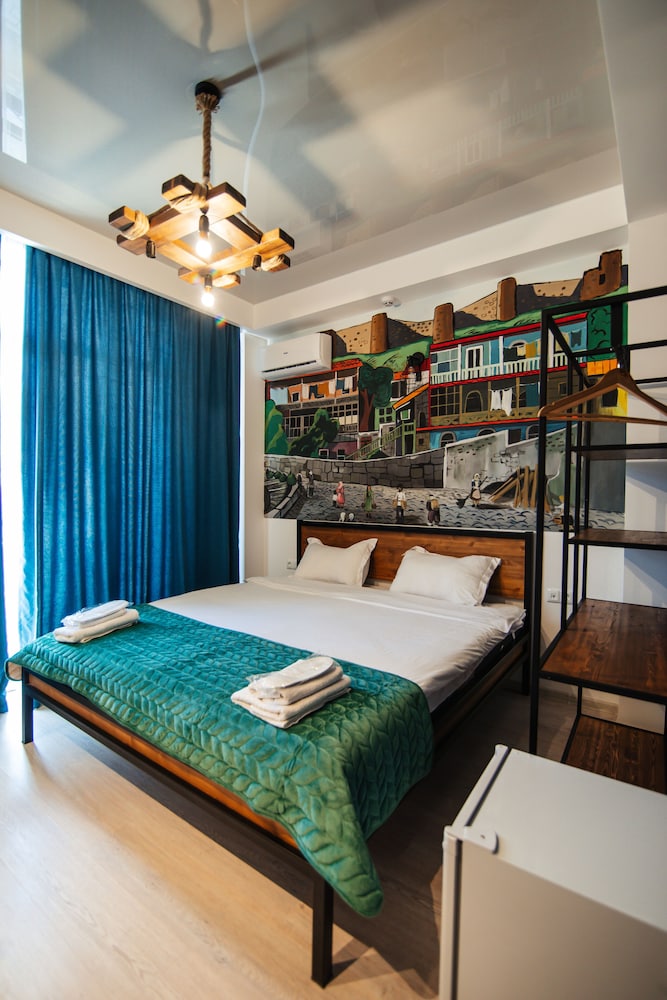 Standard Room, 1 Queen Bed, Courtyard View