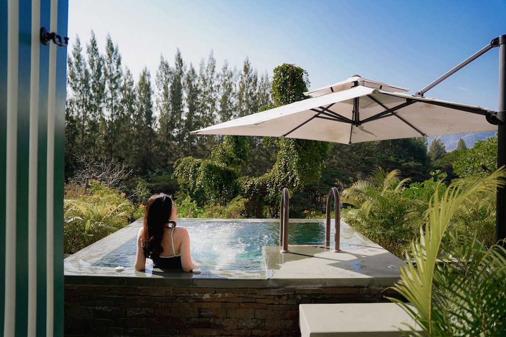 Suite, 1 Bedroom, Pool View - Photo 3
