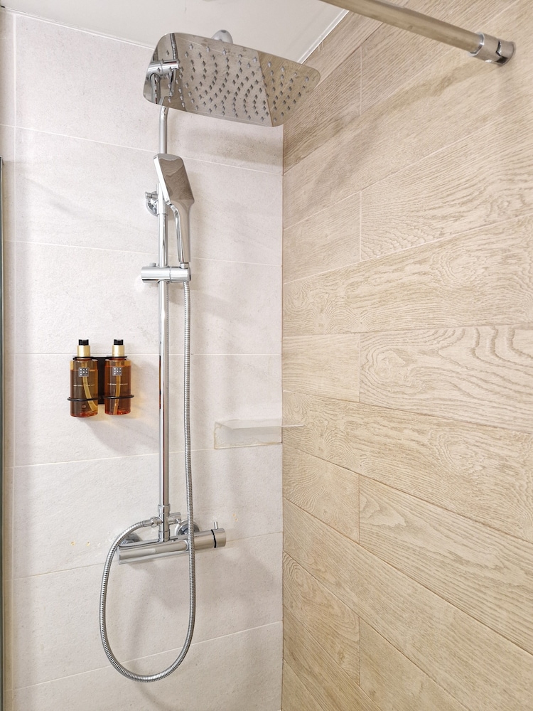 Deluxe Suite - Photo 14