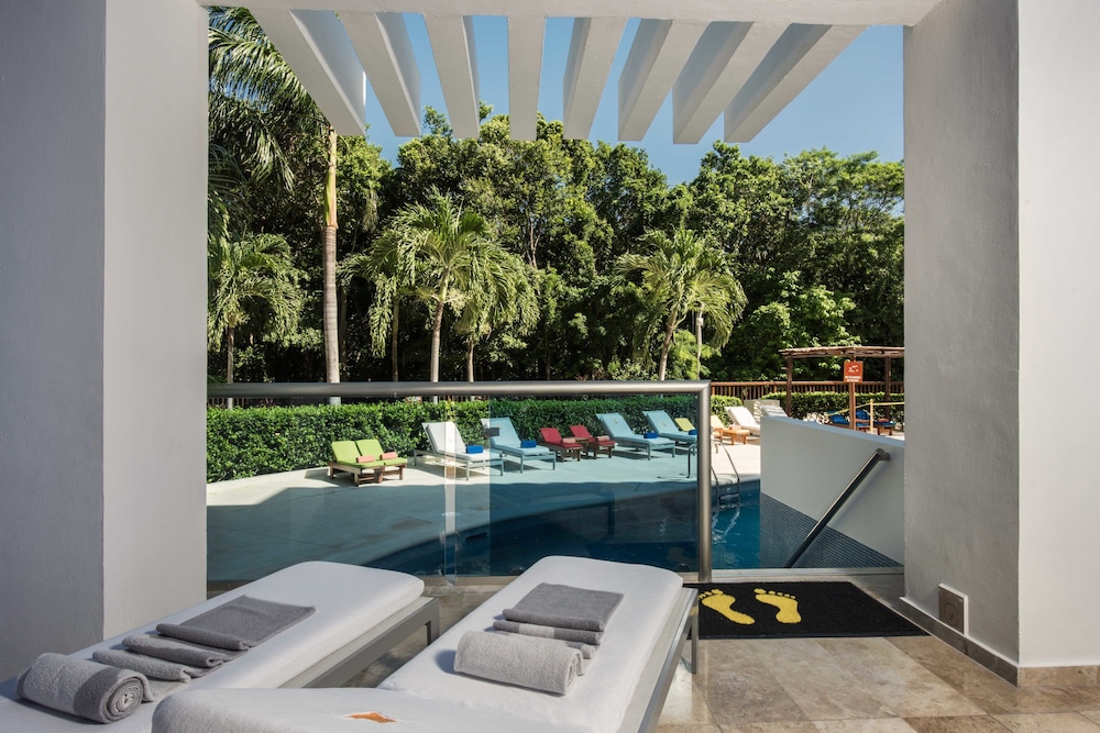 Family Club Room - Pool Access, Pool View photo 3