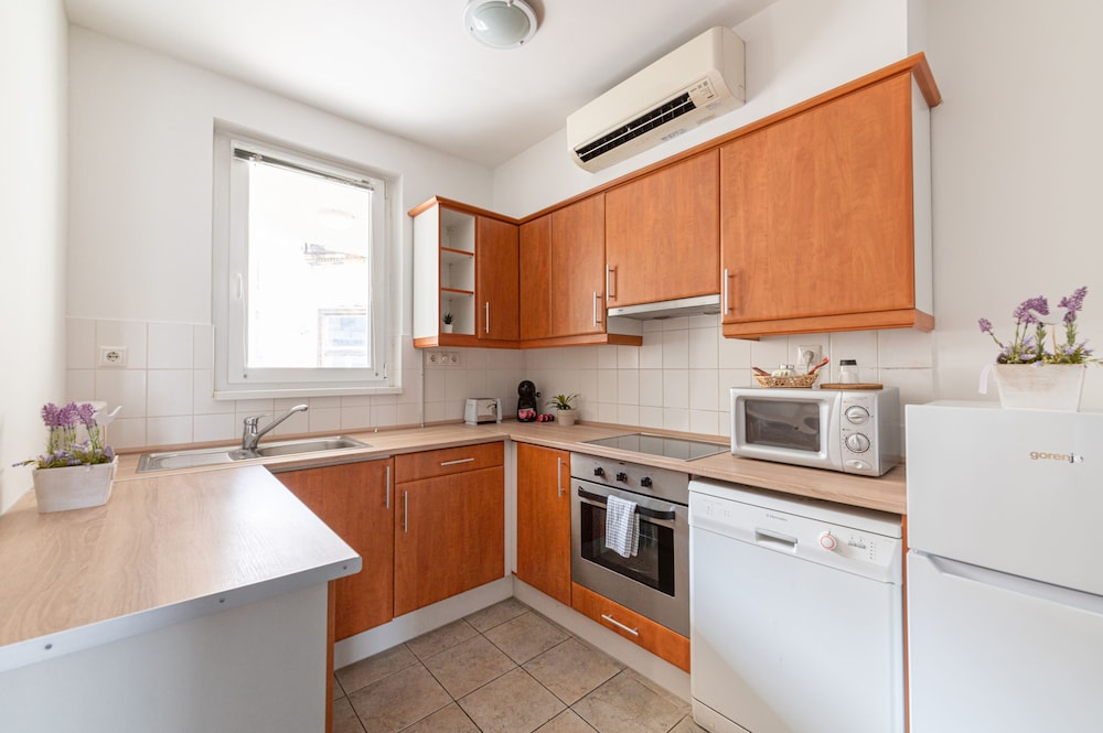 Three Bedroom Apartment - Photo 8