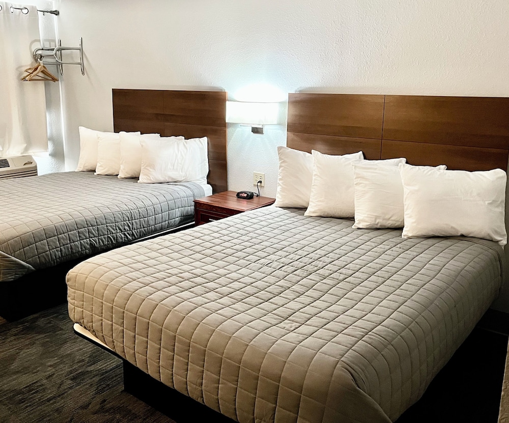 Room, 2 Queen Beds, Non Smoking - Photo 10