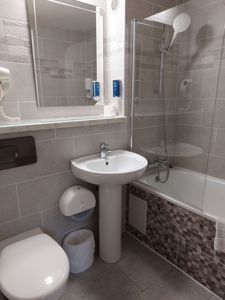 Triple Room (1 Double + 1 Single Bed) - Photo 4