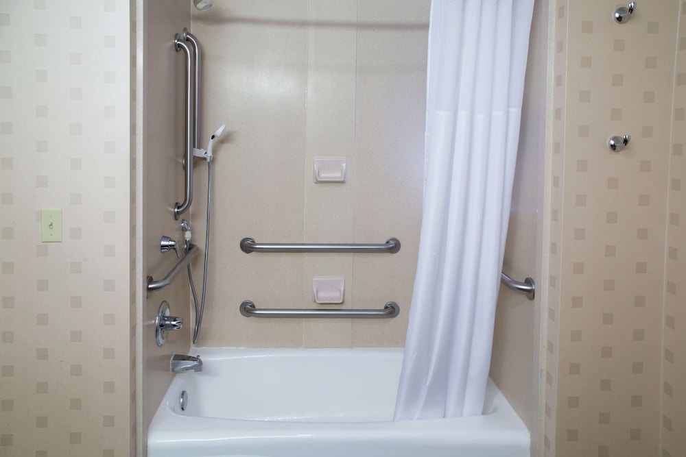 Room, 2 Queen Beds, Accessible, Non Smoking (w/ bathtub) - Photo 5
