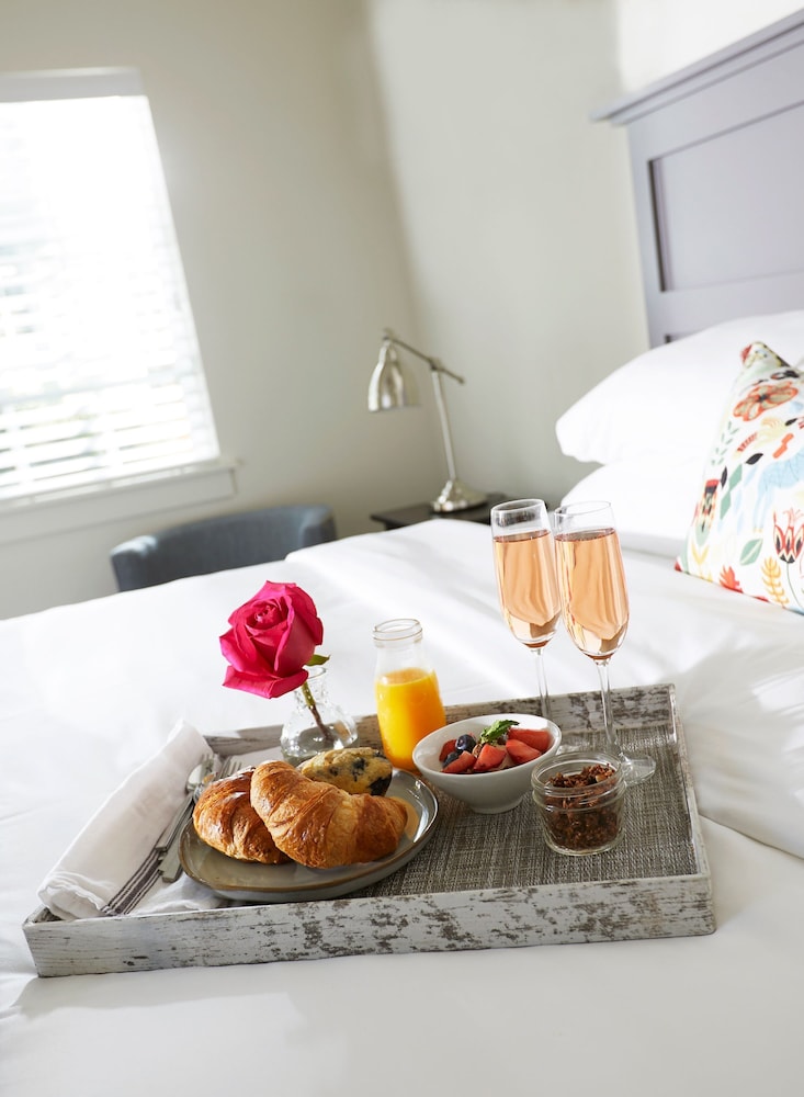 Signature Bungalow, 2 Queen Beds (Firefly, Julep) photo 1