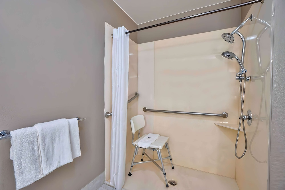 Standard Room, 1 Queen Bed, Non Smoking - Photo 10