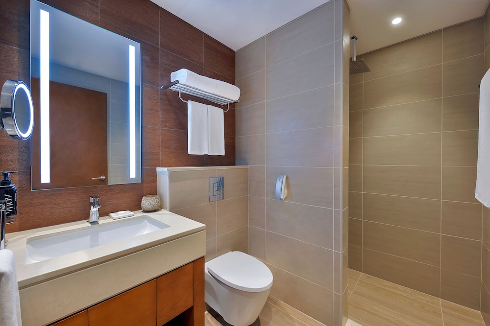 Suite, 3 Bedrooms - Photo 5
