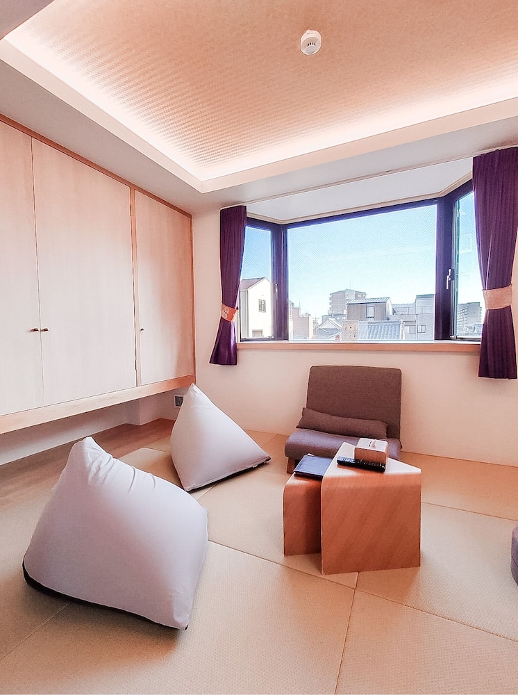 Superior Room, Multiple Beds, Non Smoking, Bathtub thumbnail 6