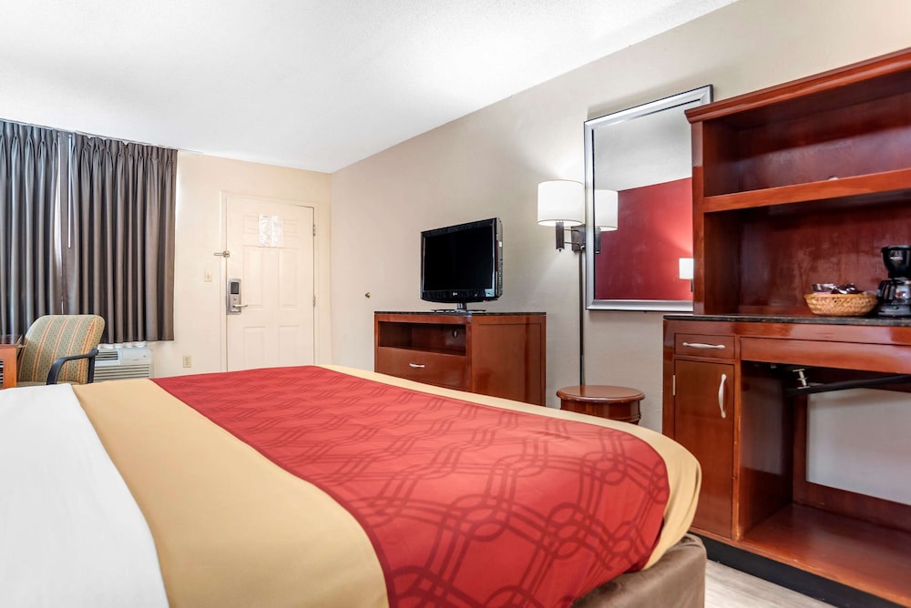 Standard Room, 1 King Bed, Non Smoking - Photo 6
