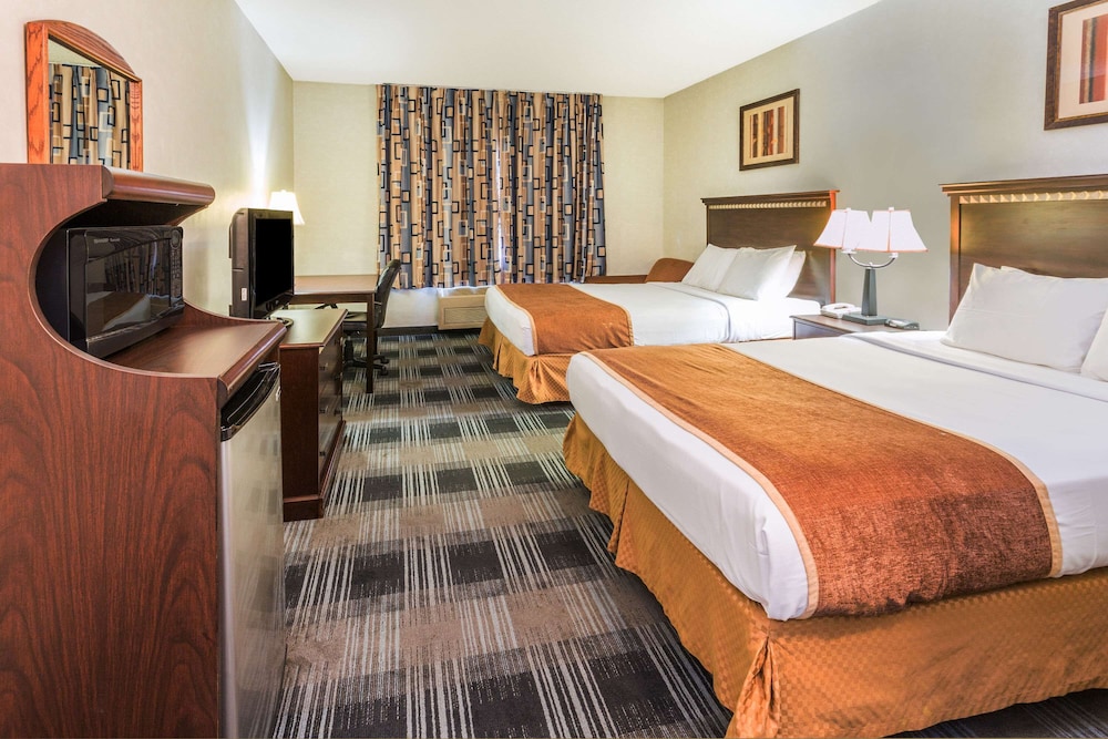 Standard Room, 2 Queen Beds - Photo 1