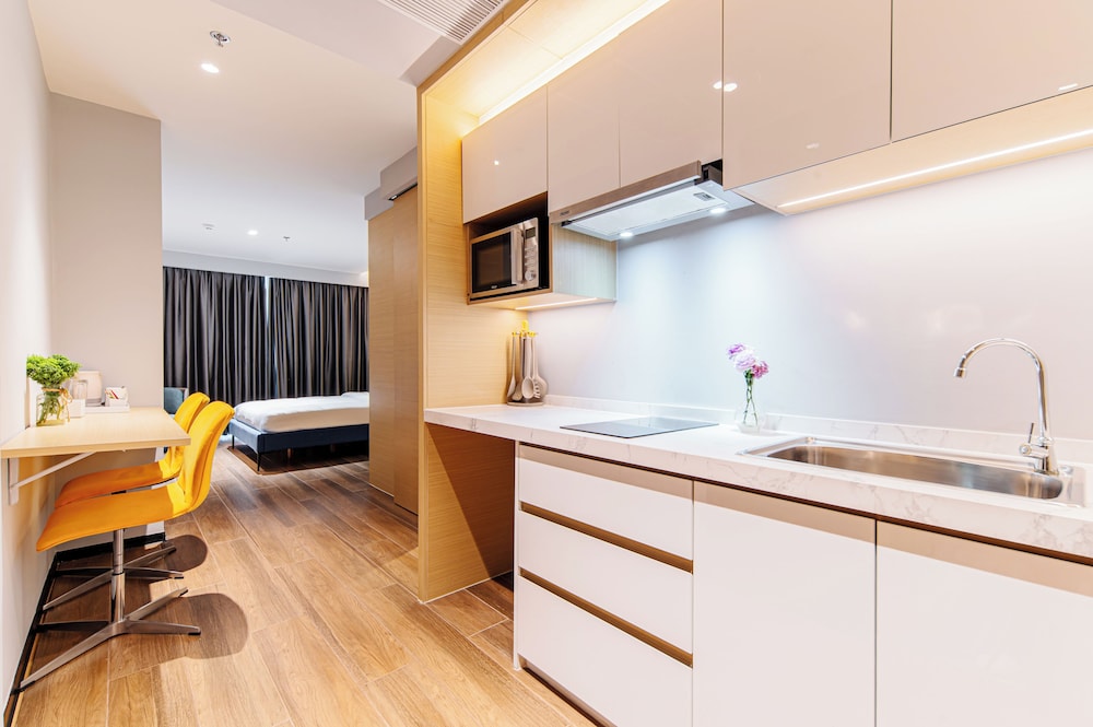 Deluxe King Room with City View