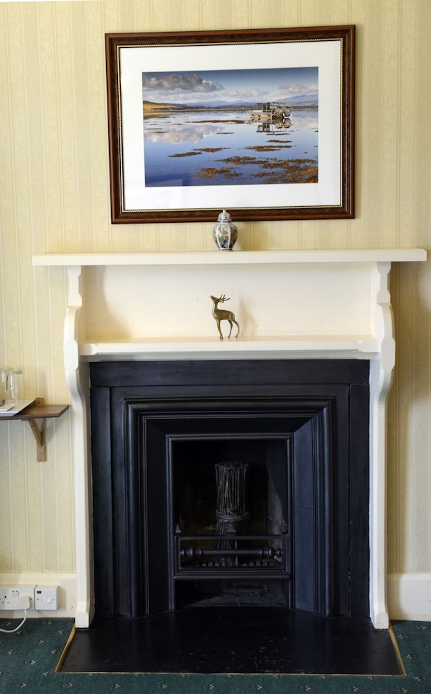 Large Family Room photo 2