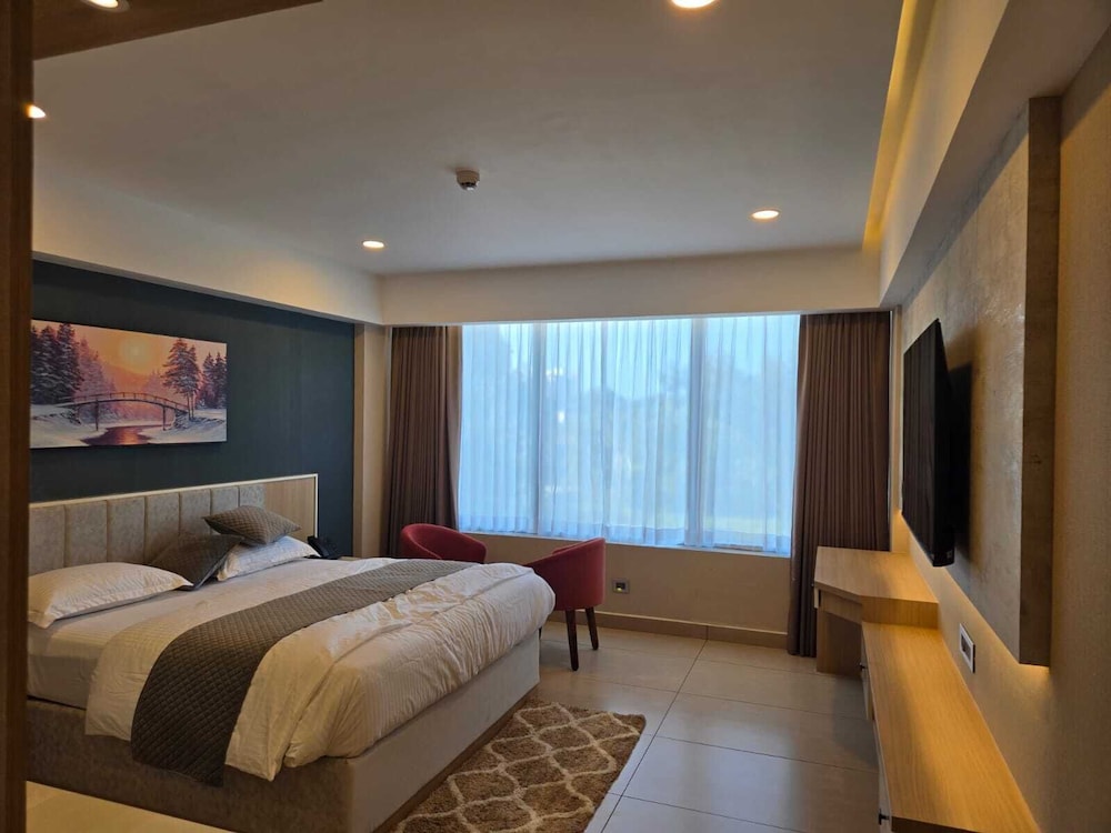 Superior Room, 1 King Bed, Private Bathroom, Mountain View