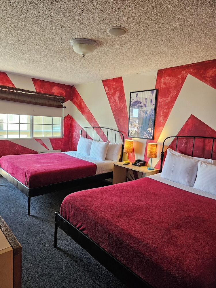 Room 4, 2 Queen Beds photo 2