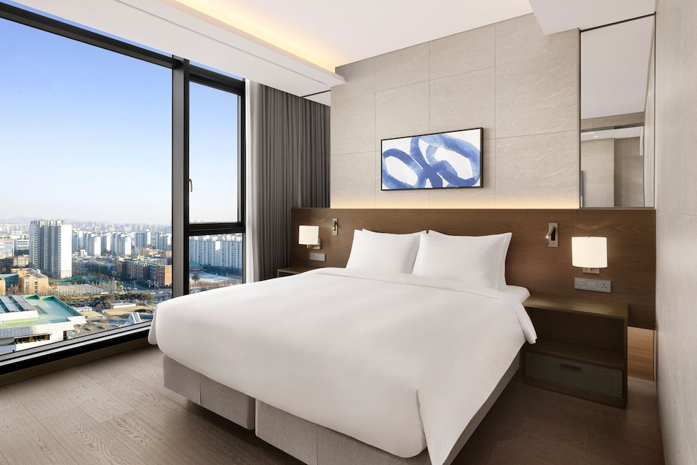 Junior Suite, 1 King Bed, Park View photo 2