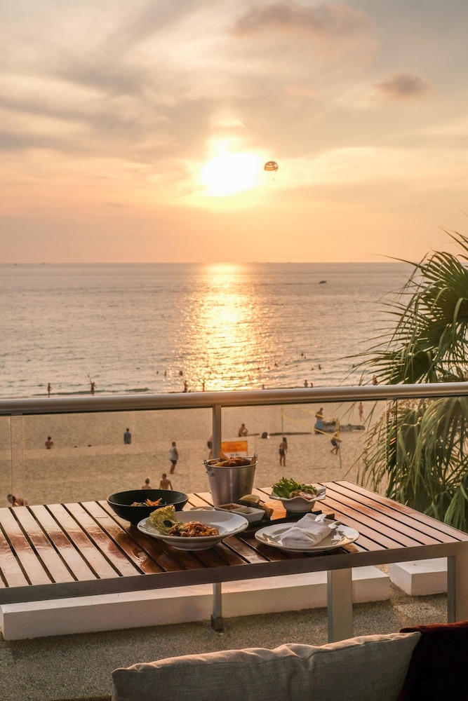 Family Two-Bedroom Beachfront Residence. - Photo 8