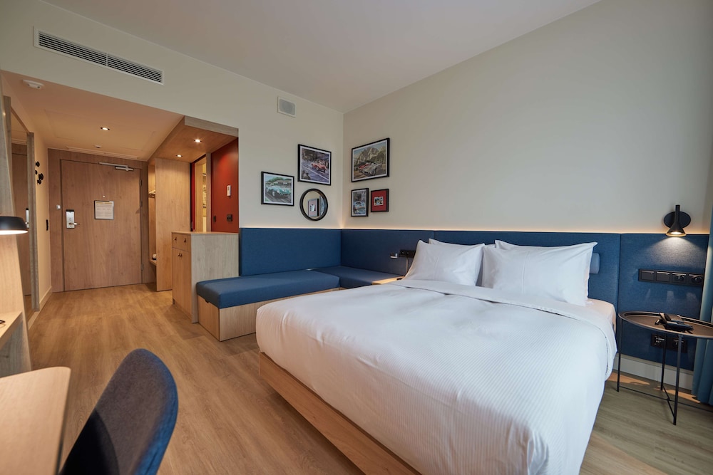 Room, 1 Queen Bed with Sofa bed - Photo 4
