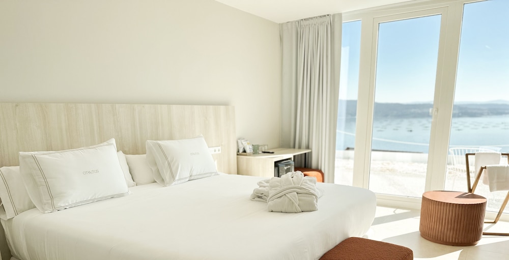 Superior Room, 1 King Bed, Terrace, Sea View photo 3