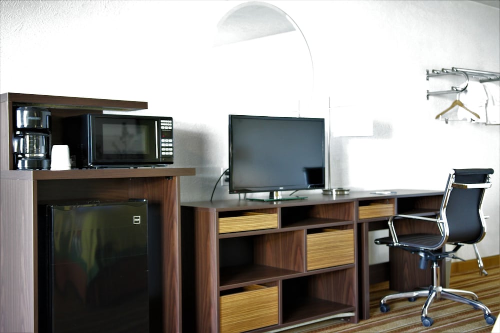 Standard Room, 1 Queen Bed photo 2