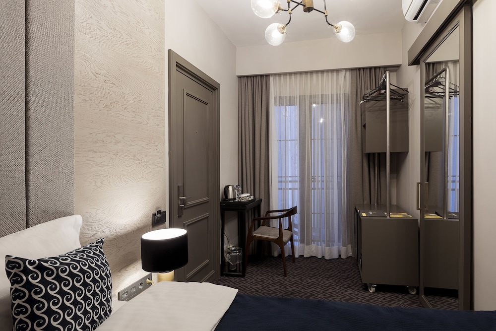 Economy Double Room, 1 Queen Bed, Non Smoking photo 2