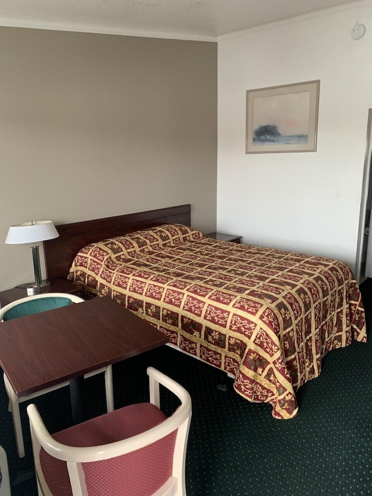 Standard Room, 1 Queen Bed photo 2