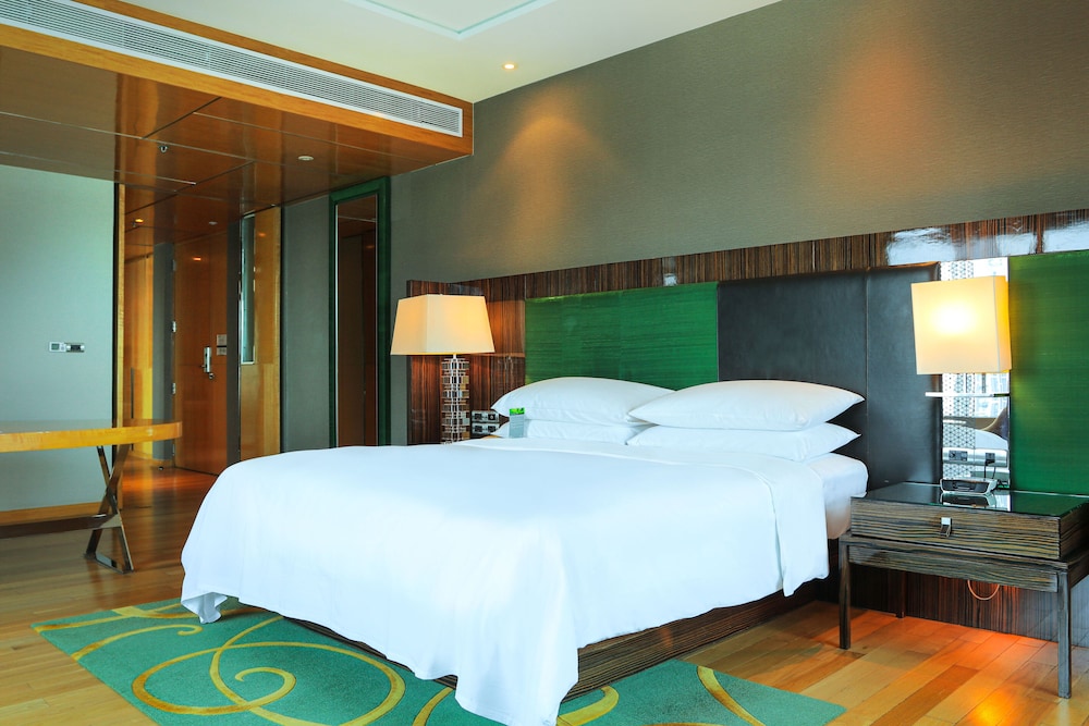 Executive Suite, 1 King Bed, High Floor, Non Smoking thumbnail 5