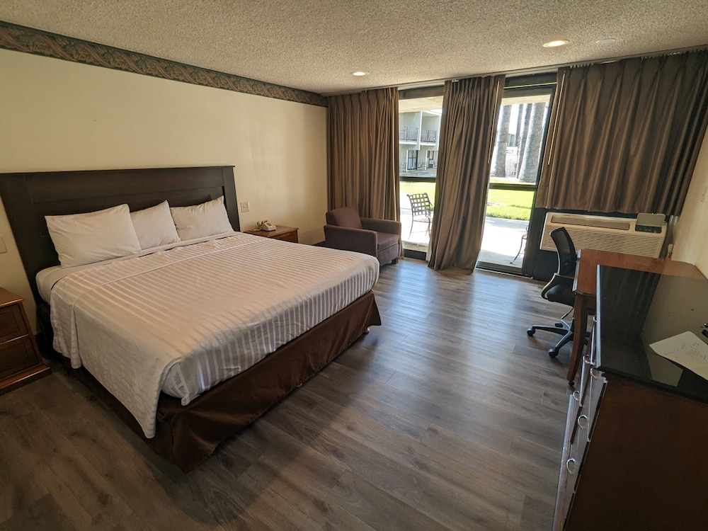 Deluxe Room, 1 King Bed, Accessible photo 1