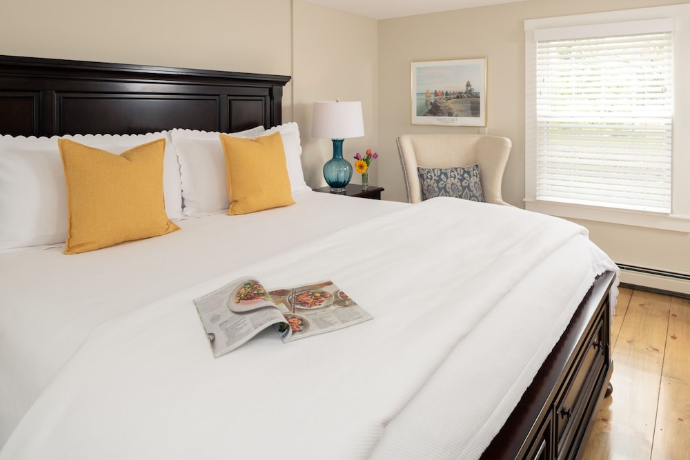 Luxury Suite, 1 King Bed, Jetted Tub, Garden Area photo 3
