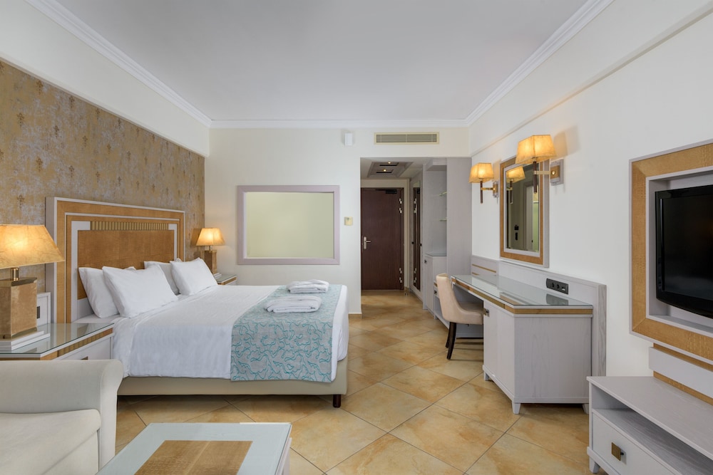 Deluxe Room, Pool View photo 2