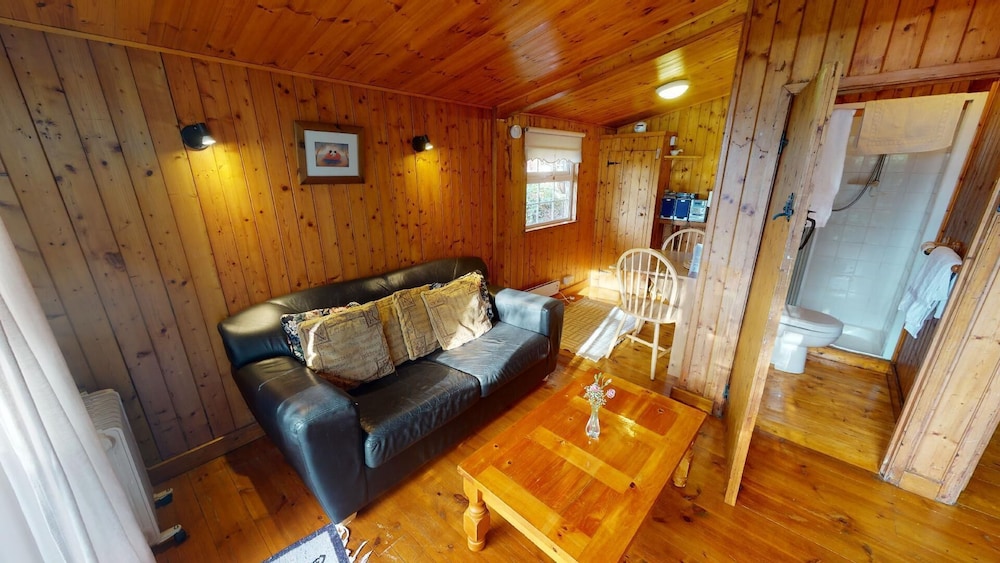 Traditional Cabin, Private Bathroom, Garden View (Tiny Rustic) thumbnail 5