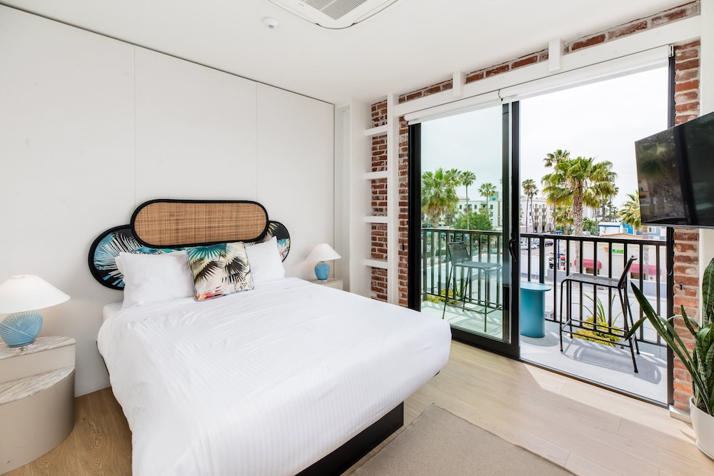 Room, 1 Queen Bed, Balcony, City View (Room 302) photo 1