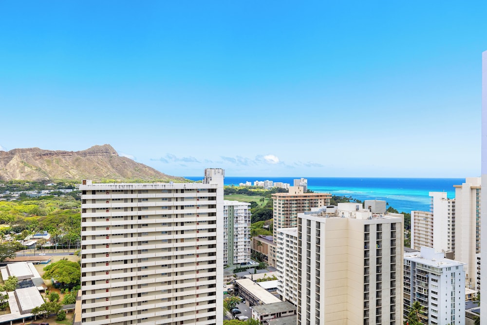 Diamond Head and Ocean views with King Bed and Parking: Romantic Suite, 1 Bedroom, Balcony, Ocean View (0108) photo