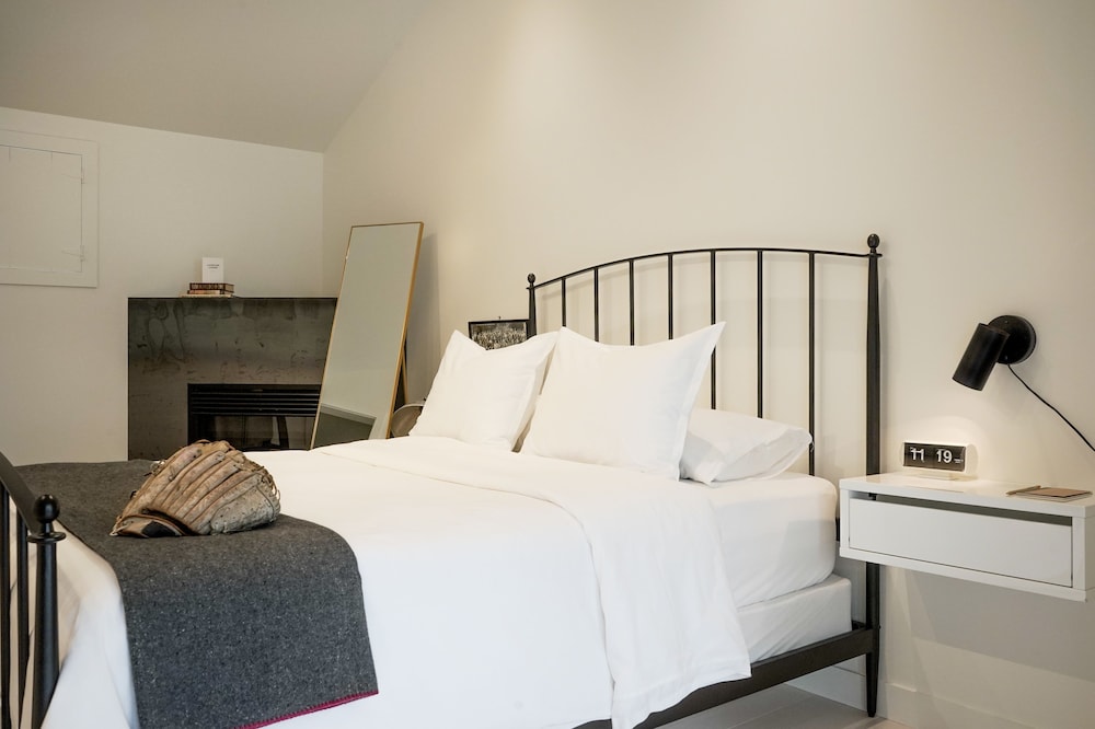 Double Room, Non Smoking (The Standard) photo 3