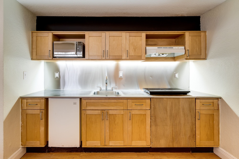 Suite, 1 Bedroom, Accessible, Kitchenette - Photo 3