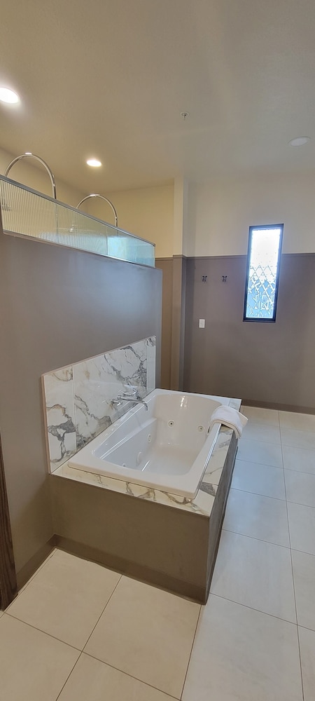 Romantic Suite, 1 King Bed, Jetted Tub, City View photo 3