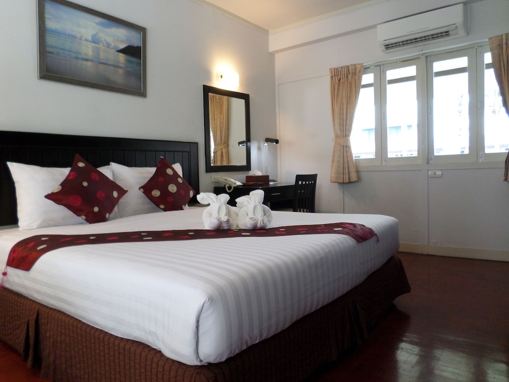 Deluxe Room, Pool View