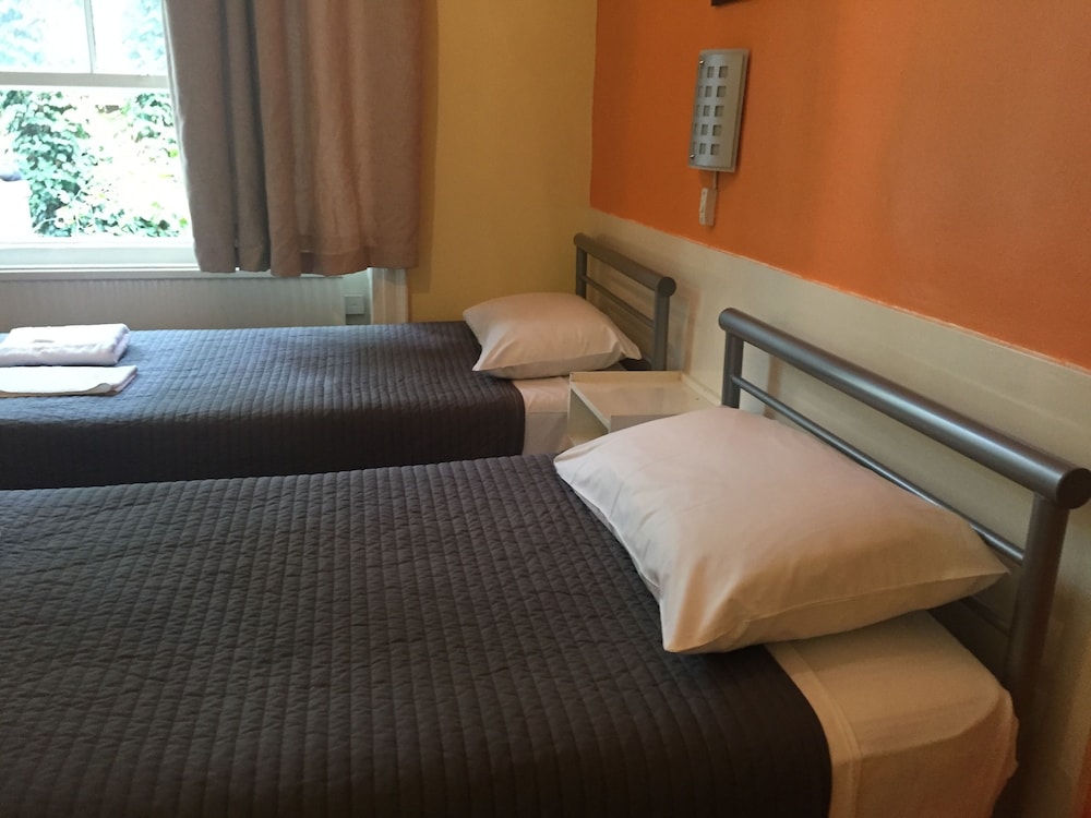 Standard Triple Room, Ensuite photo 3