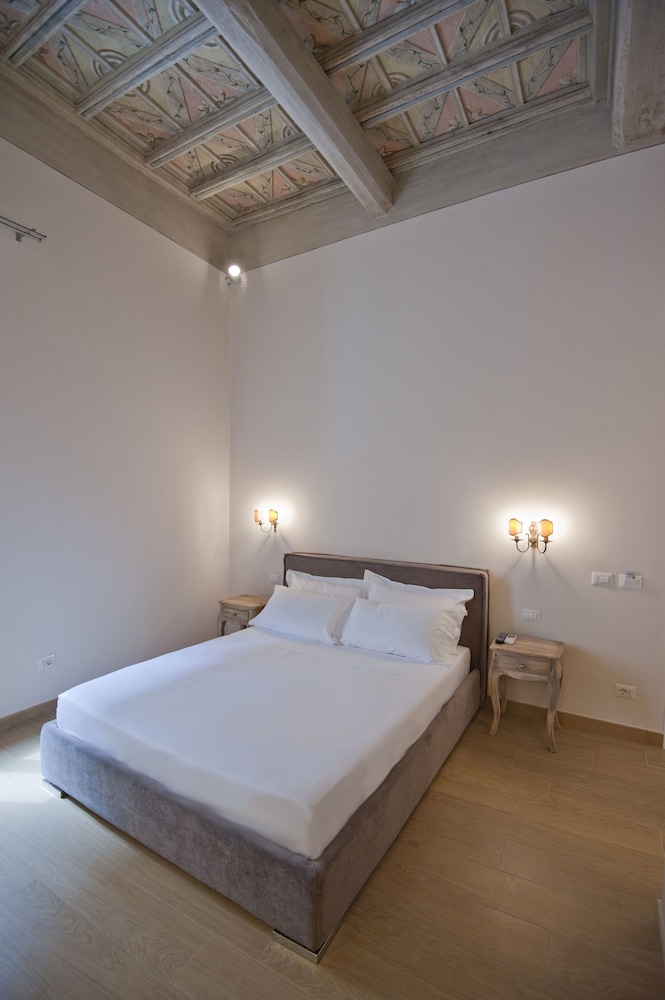 Classic Triple Room, 1 Bedroom, City View photo 2