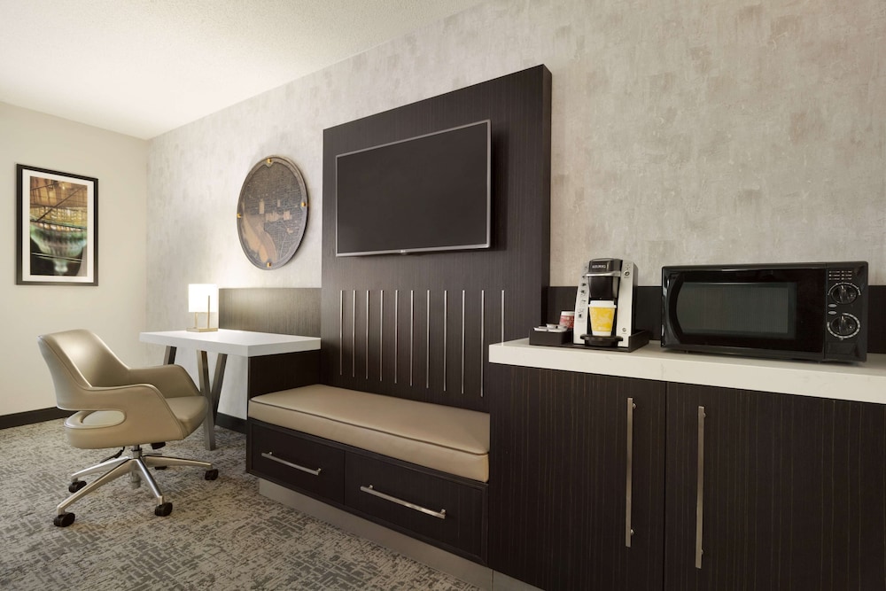 Junior Room, 1 King Bed with Sofa bed, Accessible (Hearing)