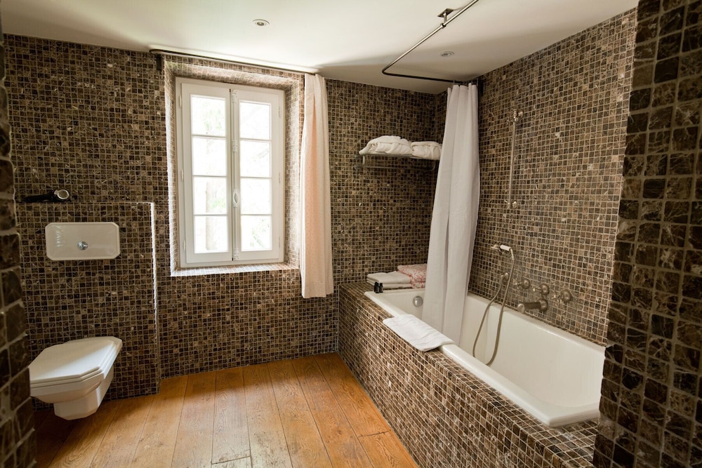 Suite (Lily) photo 2