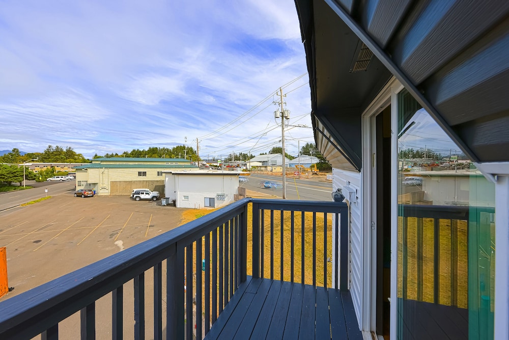 Room, 1 King Bed, Balcony photo 2