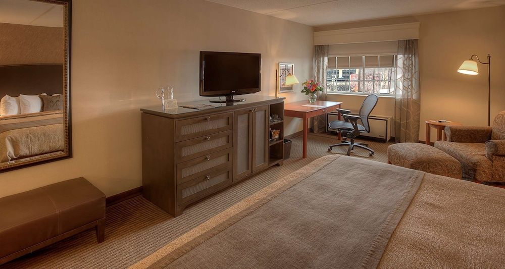 Standard Room, 1 King Bed, Accessible, Bathtub at Best Western Plus The Normandy Inn & Suites in Minneapolis