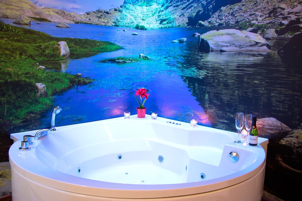 Romantic Studio Suite, Jetted Tub photo 2